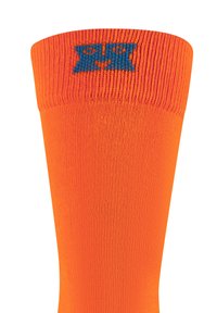 Jasnopomarańczowa skarpetka do kolan z prążkowaną strukturą i niebieskim logo na mankiecie, o jednolitym kolorze bez wzorów.
