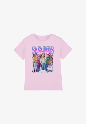 Helles rosa Baumwoll-T-Shirt mit einem bunten Grafikdruck von sechs Cartoon-Charakteren und dem Text "SAJA BOYS" darüber. Mit kurzen Ärmeln.