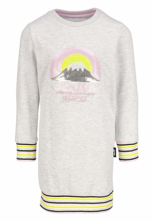 Lichtgrijze jurk met lange mouwen, gestreepte manchetten en zoom, met een ontwerp van een berg en zon van pailletten in roze en gele accenten aan de voorkant.