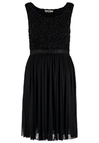 Robe de cocktail noire sans manches avec corsage perlé, encolure ronde, taille cintrée avec un nœud, et jupe en chiffon plissée.
