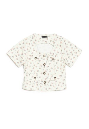 Camicia bianca a maniche corte con piccolo motivo floreale rosa e blu, caratterizzata da collo rotondo, sei bottoni decorativi e quattro tasche frontali.