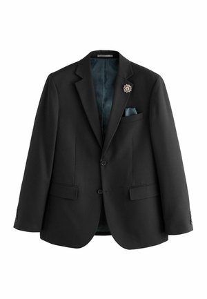 Czarna marynarka na dwa guziki, z wyciętym klapem, niebieską poszetką i dekoracyjną, okrągłą broszką na lewym klapie.