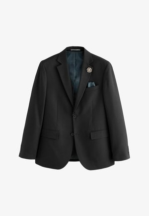 Blazer noir avec deux boutons, revers cranté, pochette bleue et broche ronde décorative sur le revers gauche.
