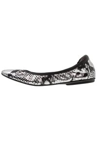 Scarpa piatta bianca e nera con un design a stampa rettile testurizzato, punta arrotondata e profilo basso.