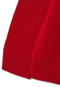 Roter Strickpulloverstoff mit glatter Textur und geripptem Saum. Das Design umfasst lange Ärmel und ein umgeschlagenes Bündchendetail.