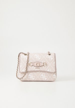 Beige Guess-Handtasche mit weißem Logo-Muster, goldener Kettenriemen und goldenem "G"-Emblem auf der Vorderklappe, vor weißem Hintergrund.