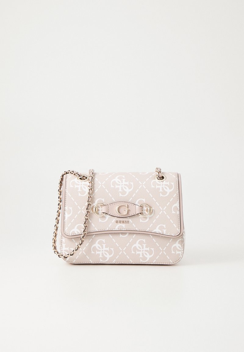Sac à main Guess beige avec motif logo blanc, bandoulière chaîne dorée et emblème "G" doré sur le rabat avant, sur fond blanc.