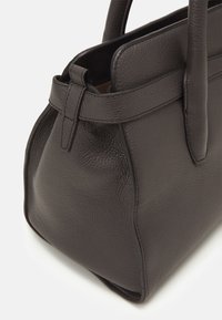 Borsa a tracolla grigia in pelle con finitura testurizzata, forma strutturata e due manici robusti. Presenta una chiusura superiore e minimi dettagli in metallo.