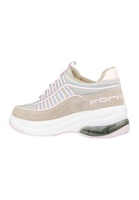 Sneaker grigio chiaro e beige con accenti rosa. Materiali in suede e rete, caratterizzati da un design a strisce, colletto imbottito e suola d'aria trasparente.