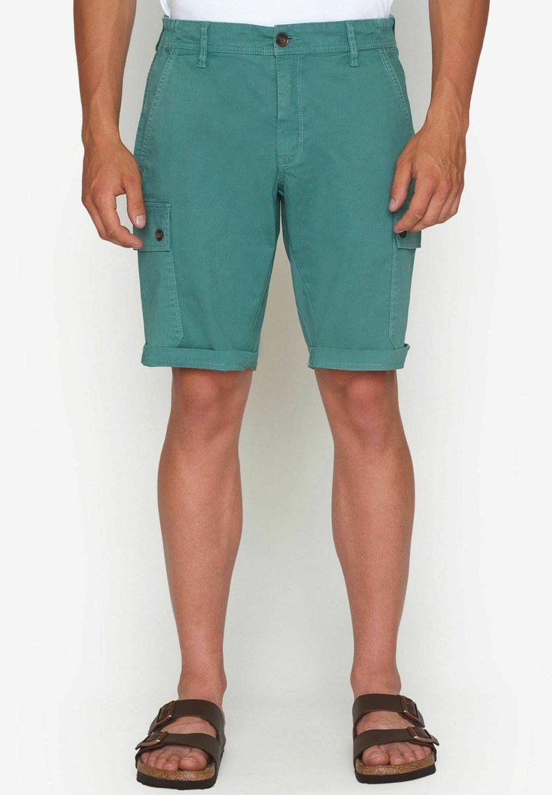 Teal cargoshorts i bomull, med en knapp framtill, sidofickor, uppvikta fållar och en avslappnad passform. Tillsammans med bruna sandaler.