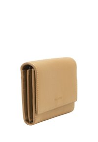 Bruine leren portemonnee met een zachte textuur, vouwontwerp en zichtbare stiksels. Bevat meerdere kaartvakken en een compact formaat.