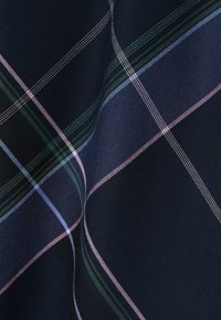 Marineblaues Gewebe mit einem Karomuster, das grüne, rosa und blaue Linien zeigt. Gewebte Struktur mit subtiler Glanz und Tiefe im Farbkontrast.