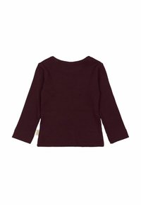 Langærmet top i mørkeburgunder ribbet stof, med rund halsudskæring og syet kant. Enkel design uden yderligere mønstre eller udsmykninger.
