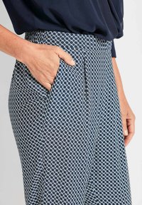 GOLDNER Pantalon classique - navy white patterned