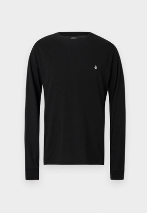 T-shirt noir à manches longues en coton. Doté d'un col rond et de poignets ajustés. Comprend un petit logo blanc sur le côté gauche de la poitrine.