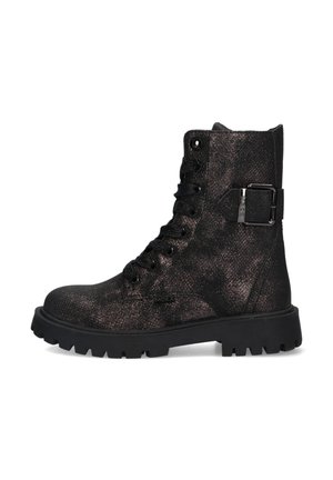 Zwarte glinsterende combatboot met gespsluiting aan de voorkant, stevige zool en zijbuckle detail.