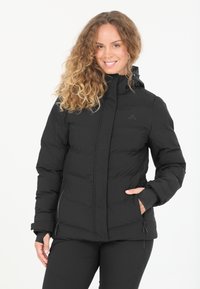 Schwarze Pufferjacke mit Kapuze, mit Reißverschluss vorne, zwei Seitentaschen und elastischen Bündchen. Glatte Textur mit gestepptem Design.