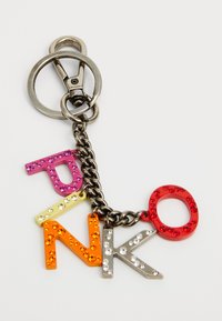 Privjesak za ključeve s višečlanim akrilnim slovima "PINKO" ukrašenim rhinestone kristalima, pričvršćen na srebrni lanac i metalnu kopču.