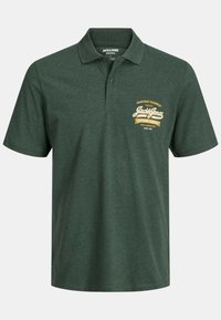 Dunkelgrünes Poloshirt mit Kragen, kurzen Ärmeln und einem gelben Logo auf der linken Brust. Hergestellt aus strukturiertem Baumwollmaterial.