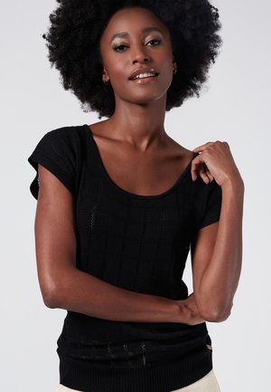 Top in maglia nera con un motivo a quadri testurizzato, maniche corte e scollatura a barchetta. Design aderente con orlo a costine.
