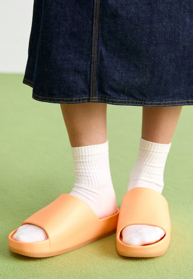 Nike Sportswear CALM - Iešļūcenes - peach cream