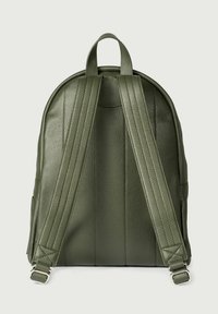 Zaino in pelle verde oliva dalla forma arrotondata, con cuciture verticali, spallacci regolabili e una maniglia superiore per il trasporto.