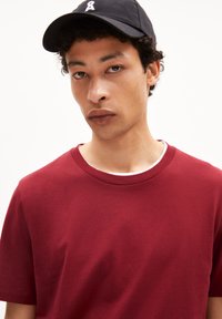 ARMEDANGELS JAAMES - T-Shirt basic - dark crimson