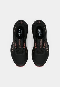 Zwarte sportschoenen met een bovenwerk van mesh, voorzien van roségouden accenten en een gestileerde zool. Logo zichtbaar op de binnenzool. Veters zijn zwart.