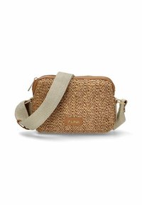 Bolso de paja trenzada tipo bandolera en tono marrón con un acabado texturizado, que presenta una correa ajustable en un beige claro y un sutil detalle de logo.