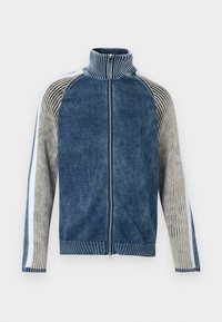 Πλεκτό μπουφάν με φερμουάρ σε μπλε χρώμα, με ριμπ γιακά, που διαθέτει μανίκια με ρίγες σε αντίθεση γκρι και λευκό και υφή με ανάγλυφη τελειότητα.
