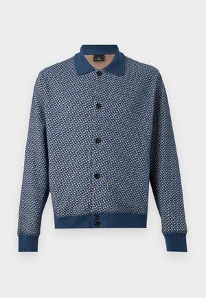 Niebieski kardigan na guziki z geometrycznym wzorem, jednolity niebieski kołnierz, mankiety i dół, prezentowany na białym tle.