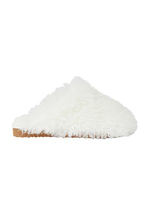 Biała, puszysta kapcie wsuwane o włochatej fakturze i jasnobrązowej gumowej podeszwie, z zaokrąglonym noskiem i bez widocznych elementów metalowych.