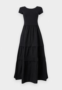 Μαύρο μακρύ φόρεμα με κοντά μανίκια, εφαρμοστή κορυφή και πολυεπίπεδη, αέρινη φούστα που φτάνει μέχρι το πάτωμα σε ανοιχτό φόντο.