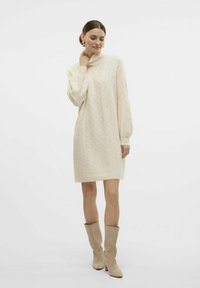 Stickad, krämfärgad klänning i sweatshirt-material med hög hals, långa ärmar, diamantmönster och en något avslappnad passform.