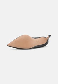 Stivaletto nero con punta affusolata, realizzato in pelle liscia, dalla forma snella e suola nuda con texture caratterizzata da scanalature per una buona presa.