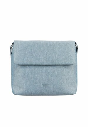 Sac bandoulière bleu clair avec fermeture à rabat et un logo de marque discrètement embossé au centre avant.