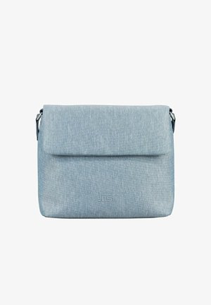 Sac bandoulière bleu clair avec fermeture à rabat et un logo de marque discrètement embossé au centre avant.