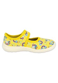 Gelbes Stoffschuh mit einem Einhorn- und Regenbogenmuster, ausgestattet mit einem Klettverschluss für einen sicheren Sitz und einer weißen Gummisohle für Komfort.