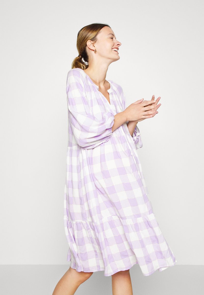 GAP Maternity TIER DRESS Blusenkleid purple gingham/lila Zalando.at
