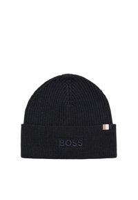 Czarna czapka dziana z prążkowanym wzorem, z mankietem w złożeniu i logo "BOSS" w ciemnym wątku. Zawiera małą, kolorową naszywkę.