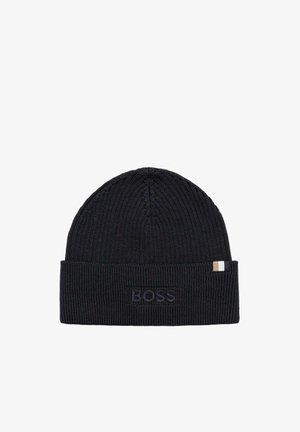Gorro negro de punto con textura acanalada, con un puño doblado y el logo "BOSS" en hilo oscuro. Incluye un pequeño etiqueta de color como acento.