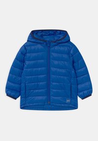 Veste matelassée bleue avec capuche, dotée d'un design matelassé horizontal, fermeture éclair devant, poignets élastiqués et discret logo GAP près de l'ourlet.