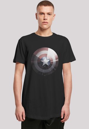 Tricou negru cu un design grafic rotund de mari dimensiuni care prezintă o stea în cercuri concentrice, având nuanțe de roșu, argintiu și albastru.