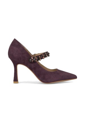 Scarpa con tacco alto in suede viola, con punta affusolata e una striscia decorativa adornata di perline. Tacco sottile e texture liscia.