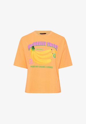 Camiseta naranja de manga corta con gráfico de un racimo de plátanos y texto "Naturalmente dulce", "Delicioso" y "Lleno de sol y bondad".
