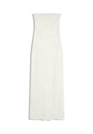 Schulterfreies, bodenlanges weißes Spitzenkleid mit geradem Ausschnitt und figurbetonter Silhouette, dargestellt auf einem schlichten weißen Hintergrund.