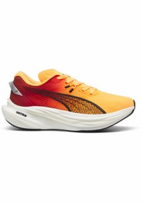 Chaussure de sport avec un design dégradé du orange au rouge, tige en tissu en maille, accents noirs et une épaisse semelle blanche.