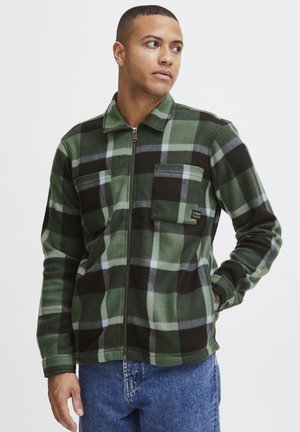 Groene en zwarte geruite fleece jack met rits en kraag, twee borstzakken en een zachte textuur. Bevat grijze accenten in het patroon.