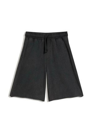 Musta, väljästi istuva, polven mittainen shortsit, joissa on joustava vyötärönauha ja kiristysnauha, sivutaskut ja suora helma valkoisella taustalla.