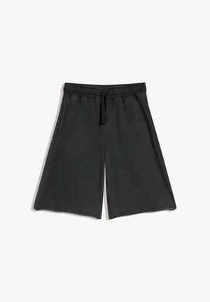 Musta, väljästi istuva, polven mittainen shortsit, joissa on joustava vyötärönauha ja kiristysnauha, sivutaskut ja suora helma valkoisella taustalla.